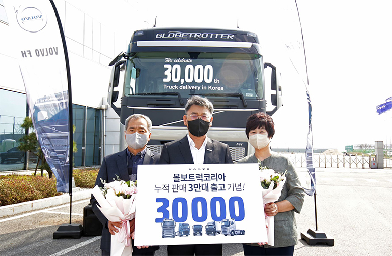 (왼쪽에서 두 번째) 박강석 대표이사가 3만호 구매 고객과 함께 기념 촬영을 진행하고 있다.